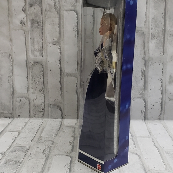 Collector's Millennium Princess Barbie - Picture 3 of 8